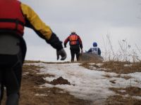 КОС 2009, спортсмены несут байдарочки  на вторую попытку.
