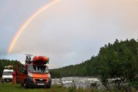 Док оказывает первую помощь пострадавшему.