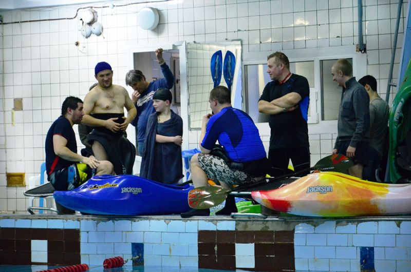 Открытый Чемпионат СПБ по фристайлу на гладкой воде в бассейнах 2014. Атлеты в ожидании стартов.