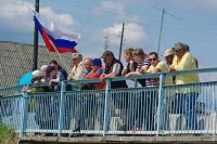 Местные жители пришли поддержать участников соревнований.